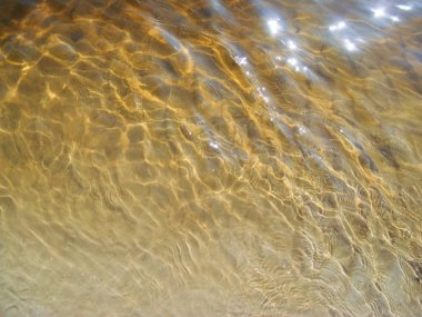 Su yüzeyinde parlama kırılan ve gölün dibinde güzel bir desen oluşturmak