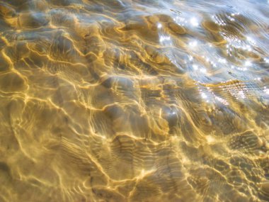 Su yüzeyinde parlama kırılan ve gölün dibinde güzel bir desen oluşturmak