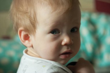 Etrafına bakıyor, omzunun üzerinden görünüyor çocuk portresi biraz şirin şaşırttı