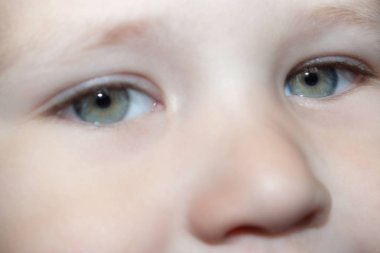 Bir parçası küçük bir çocuk yüzü, gözleri kurnaz şaşı ile tarafına arıyoruz