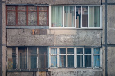 Pencere cam eski gri paneli bina yansımalar. Daha önce yeniden eski bina cephe.