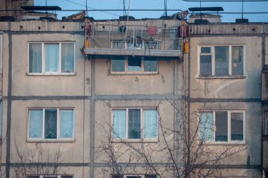 Bir komşu yüksek katlı paneli bina cephe görünümü. Cephe güncel bekleniyor. zaten asılı bina beşik.