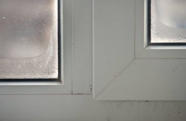 Oda ve binanın içinde zavallı havalandırma yüksek nem nedeniyle, yoğunlaşma Pvc windows windows üzerinde görünür..