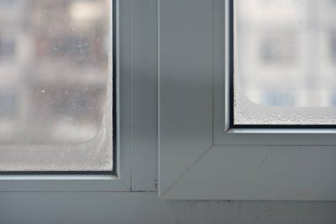 Oda ve binanın içinde zavallı havalandırma yüksek nem nedeniyle, yoğunlaşma Pvc windows windows üzerinde görünür..