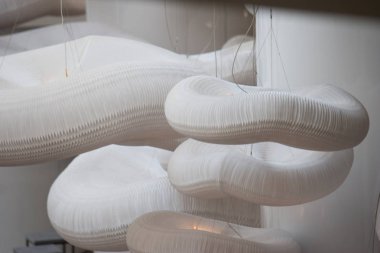 Bir kamu binası bulutlarda şeklinde beyaz lambalar