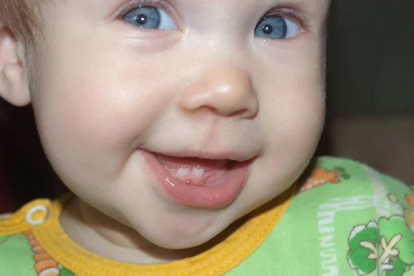Niña Sonríe Mostrando Sus Dos Primeros Dientes Cortados Ella Está — Foto de Stock