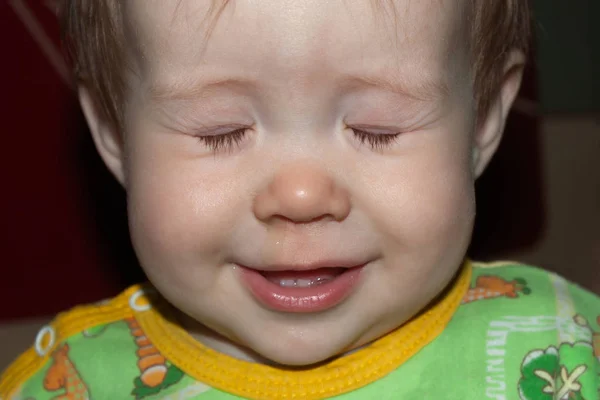 Het Kleine Meisje Haar Ogen Glimlach Ondanks Children Koude Gesloten — Stockfoto