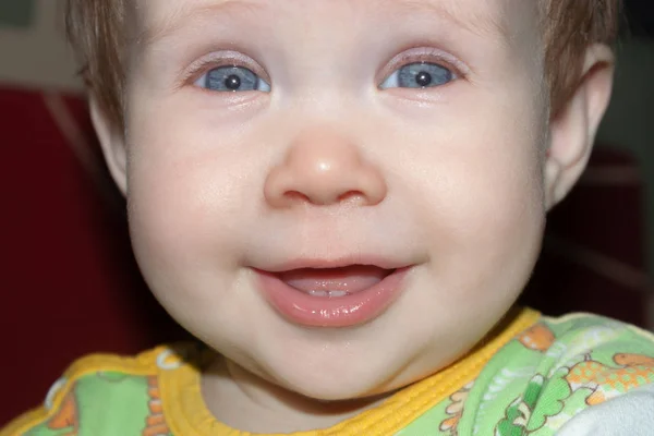 Niña Sonríe Mostrando Sus Dos Primeros Dientes Cortados Ella Está — Foto de Stock