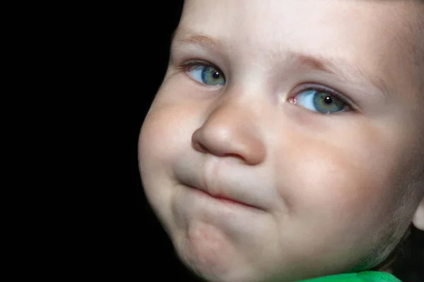 Het Jongetje Pijnlijk Soezen Uit Zijn Wangen Een Glimlach Tegenhoudt — Stockfoto