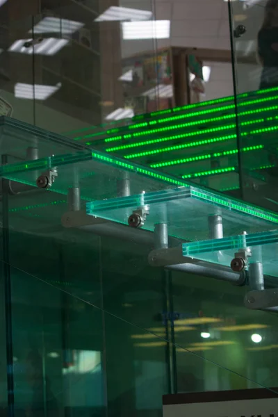 Nowoczesne Szklane Schody Oświetlenia Scenicznego Zielony — Zdjęcie stockowe