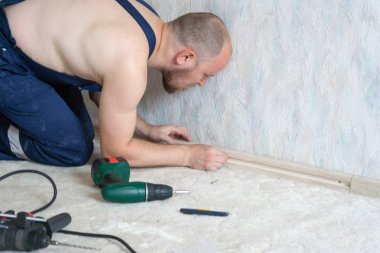 Adam, builder, belgili tanımlık installer, işçi moors, süpürgelik yerine setleri.