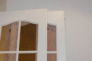 İki kapı yaprakları, kapı aralığından ayırın. Kapı kapı aralığında yüklenmeye hazır. Beyaz iç kapılar.