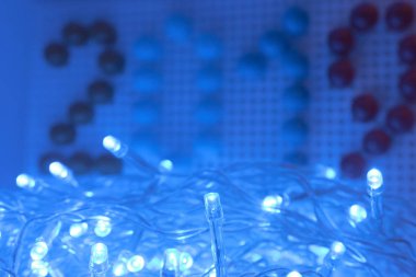 Yaklaşan yeni yıl altın kar taneleri ile kırmızı çelenk çerçeve içinde gösteren sayı 2019. Numarayı delikli bir plaka üzerinde bir çocuk mozaik ayrıntılarını oluşur.