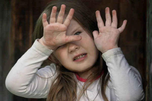 Bir genç kızın elleri kapalı, koyar onun avuç içi önünde, o kendini kapatabilirsiniz böylece tehlike, korku, stres, sorun, saldırganlık, şiddet