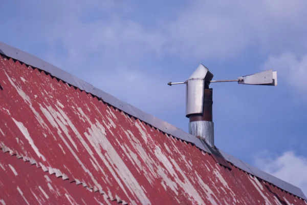 钢金属灰色平原天气叶片与箭头 在屋顶箭头 被石板覆盖 这是用红色油漆 随着时间的推移剥落 — 图库照片