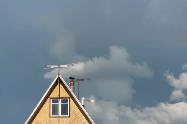 风暴前的天空和云的背景是一个农村房屋的三角形屋顶 深蓝色的云 逐渐充满了整个天空 — 图库照片