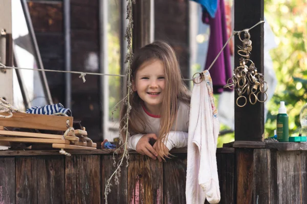 Весела Смішна Цікава Маленька Молода Дівчинка Відкритій Веранді Сільського Старого — стокове фото