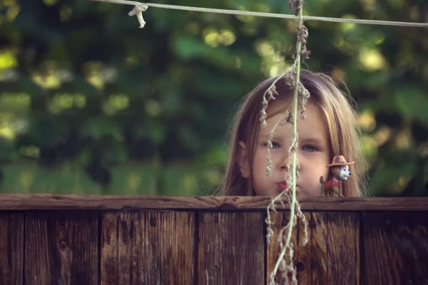 Κορίτσι Αστείο Παίζει Κρυφτό Νεαρό Παιδί Που Σκέφτεται Αυτή Δεν — Φωτογραφία Αρχείου