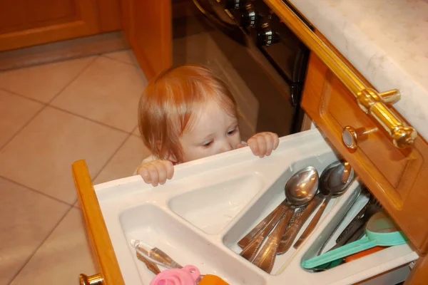 Μωρό Ενεργά Διερεύνηση Περιεχόμενα Του Πλαισίου Κουζίνα Είναι Απαραίτητο Σκεφτούμε — Φωτογραφία Αρχείου