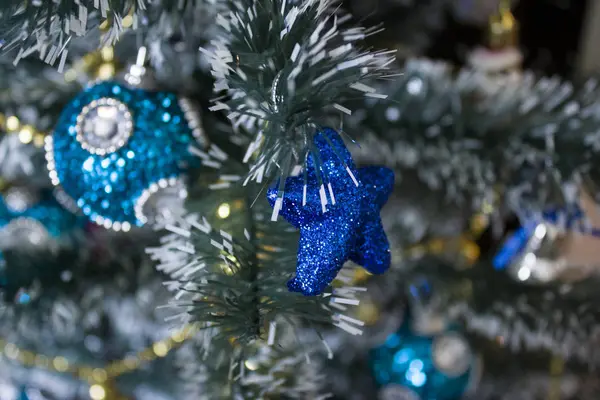 Brillant Funkelnd Blauer Fünfzackiger Stern Aufgehängt Einem Zweig Eines Künstlichen — Stockfoto