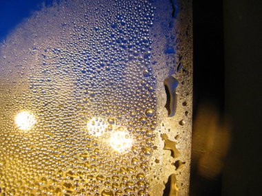 Sonbaharda, ne zaman daire henüz merkezi ısıtma üzerinde etkinleştirilmemiş ve sokak soğuk cam üzerinde yoğunlaşma.