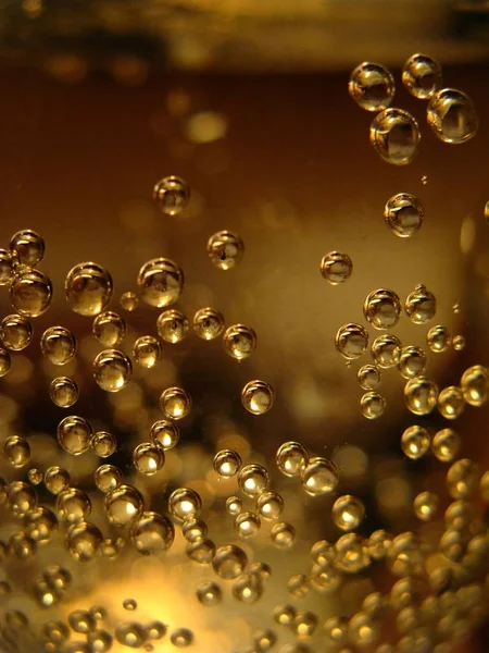 Mum ışığında şenlikli bir akşam yemeği için şampanya altın kabarcıklar doku