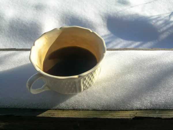 Белый Теплый Фигурный Чашка Горячего Освежающего Кофе Стоит Деревянном Столе — стоковое фото