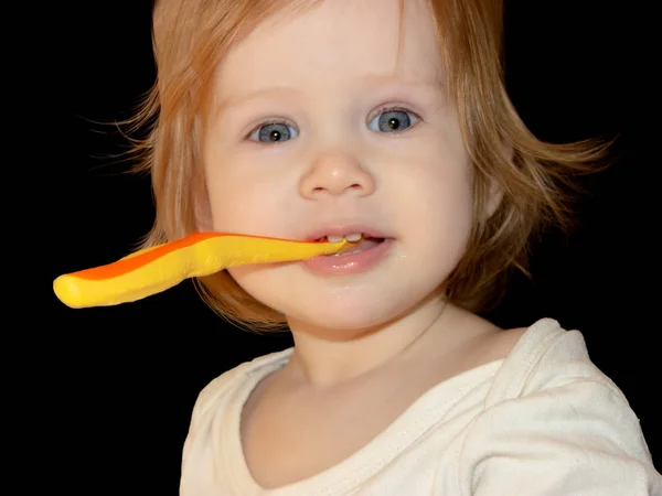 Девочка Учится Чистить Свои Первые Молочные Зубы Маленькая Девочка Короткими — стоковое фото