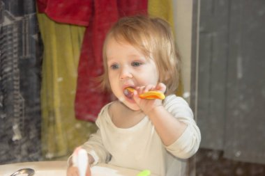 Küçük bir kız çocuğu kirli bir diş macunu sıçramış ayna aracılığıyla görüntüleyin. Çocuk dişlerini fırçalar, ilk süt dişleri kargaşa içinde her şeyin yerini banyoda plak kaldırır.