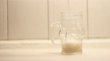 Yukarıda, alkol, bira, İçecek, bira, parlak, kahverengi, kabarcık, elma şarabı, soğuk, renk, aşağı, içki, damla, akış, köpük, köpüklü, gıda, form, yeni, itibaren tam, cam, altın, altın, kolu, sağlık, lager, ışık, sıvı, likör, malt, Bakanlığı, dökmek, dökme, re
