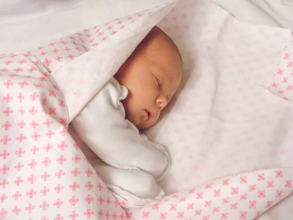 Маленькая Новорожденная Девочка Спит Сладком Сне Ребенок Завернут Тонкое Одеяло — стоковое фото