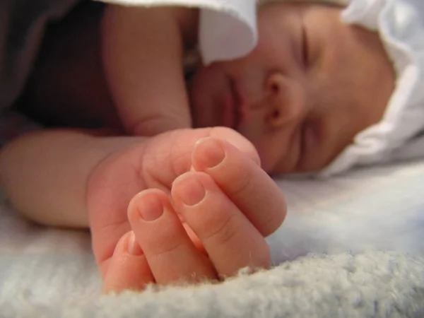 Ένα Κοριτσάκι Νεογέννητο Μωρό Κοιμάται Γλυκά Και Προβάλλει Την Πένα — Φωτογραφία Αρχείου