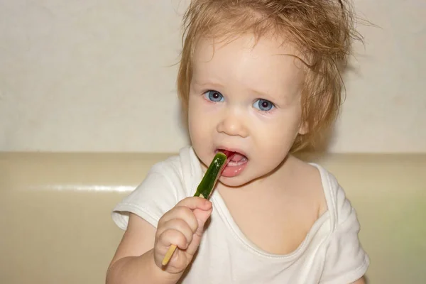 Een Beetje Berm Blauwogige Meisje Baby Wit Lichaam Smaak Snoep — Stockfoto