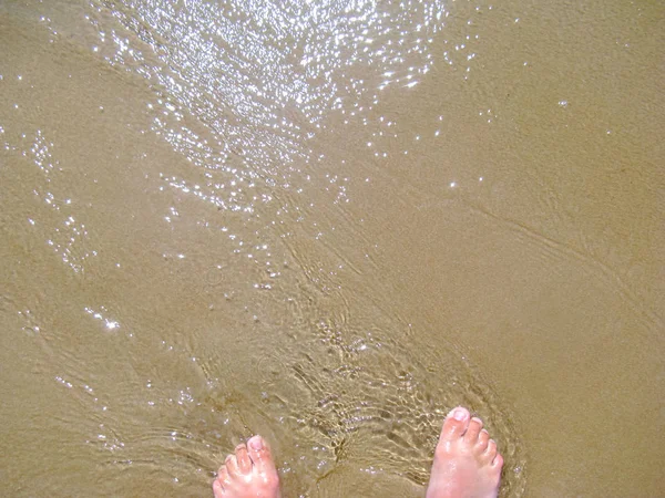 Καθαρό Κύμα Διαφανή Πλένει Πόδια Του Μια Τουριστική Χαρούμενα Ημέρα — Φωτογραφία Αρχείου