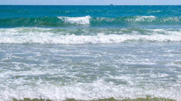 海咸纯蓝色的波浪在当地海滩的沙滩上翻滚 晴天的低浪 — 图库照片