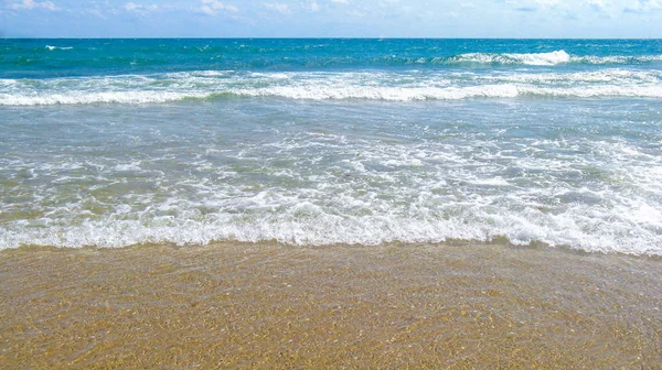 Tuzlu Saf Mavi Dalgalar Deniz Yerel Plajın Kumları Üzerinde Rulo — Stok fotoğraf