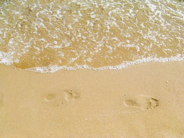 海水透明清澈的浪花逐渐冲走快乐的人们休息留下的沙地上的痕迹 带着最干净的海风沿着长廊漫步 — 图库照片