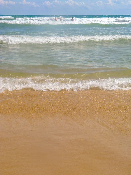 海咸纯蓝色的波浪在当地海滩的沙滩上翻滚 晴天的低浪 — 图库照片