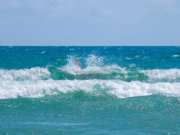 Der Arm Ragt Den Meereswellen Aus Dem Wasser Und Plätschert — Stockfoto