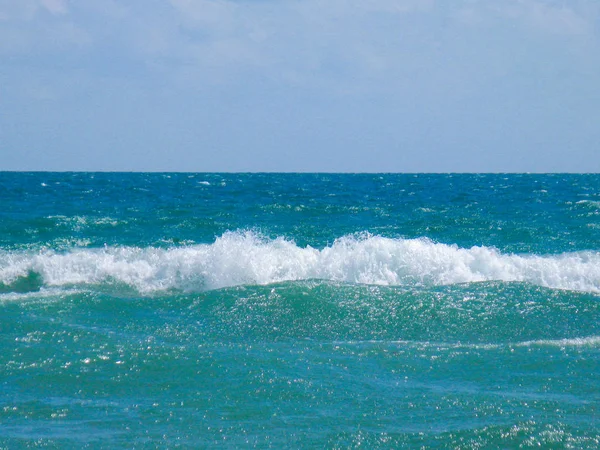 海咸纯蓝色的波浪在当地海滩的沙滩上翻滚 晴天的低浪 — 图库照片