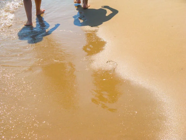 海水透明清澈的浪花逐渐冲走快乐的人们休息留下的沙地上的痕迹 带着最干净的海风沿着长廊漫步 — 图库照片