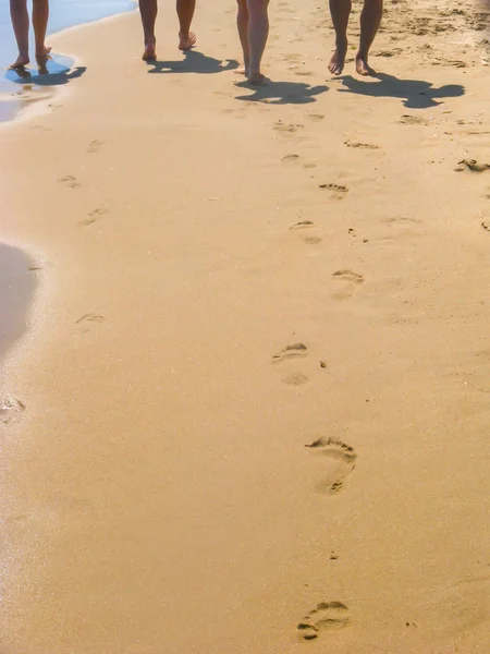 Mare Trasparente Onda Chiara Gradualmente Toglie Lavando Tracce Sulla Sabbia — Foto Stock