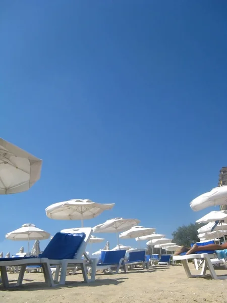 Filas Sombrillas Blancas Playa Día Soleado Complejo Vacacional Cielo Azul — Foto de Stock