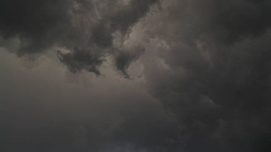 Katı kabarık bulutlar ile kaplı ön fırtına kasvetli gri, mor, koyu mavi gökyüzü. Gökyüzü yağmurda öncüleri bozulmaya hava için hazırlamak.