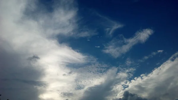 White High Clouds Gradually Fill Blue Sky One Clouds Resembles — Stock Photo, Image