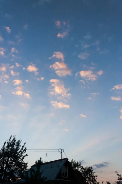 Małych Chmur Odzwierciedlają Jasne Zachód Słońca Bezwietrznej Pogodzie Piękne Chmury — Zdjęcie stockowe