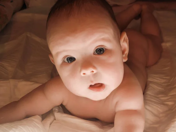 Bebé Aprendeu Rolar Costas Para Barriga Manter Cabeça Erguida Bebê — Fotografia de Stock