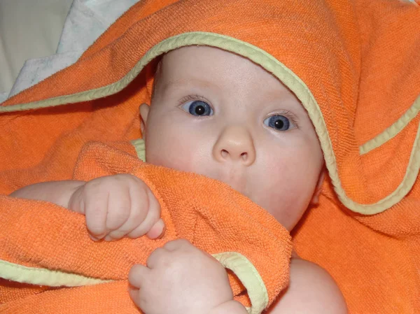 Niña Jugando Con Una Toalla Naranja Después Del Baño Bebé — Foto de Stock