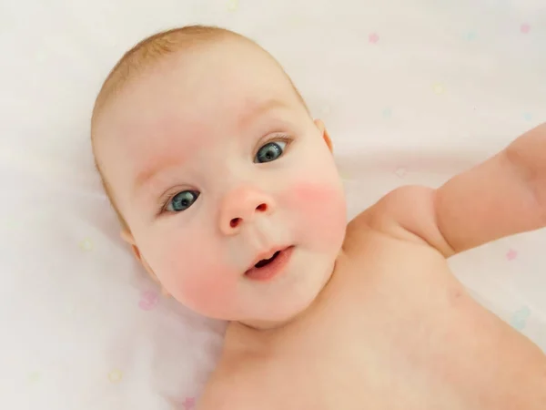 Kleine Vrolijke Baby Meisje Baby Houdt Van Zon Lucht Baden — Stockfoto