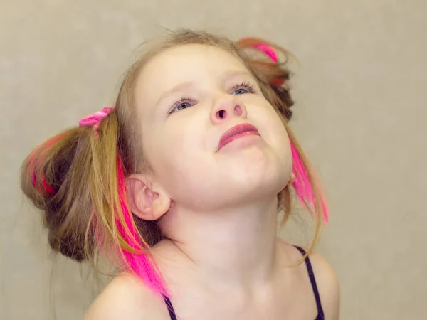 Boldog Aranyos Kislány Eszik Fánk Fal Rózsaszín Háttér Gyermek Van — Stock Fotó